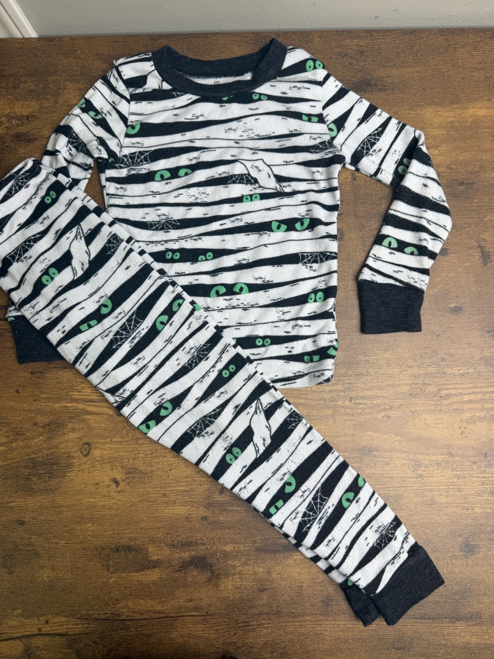 Cobweb Striped Halloween Glowing Eye Print Pajama Set 4T